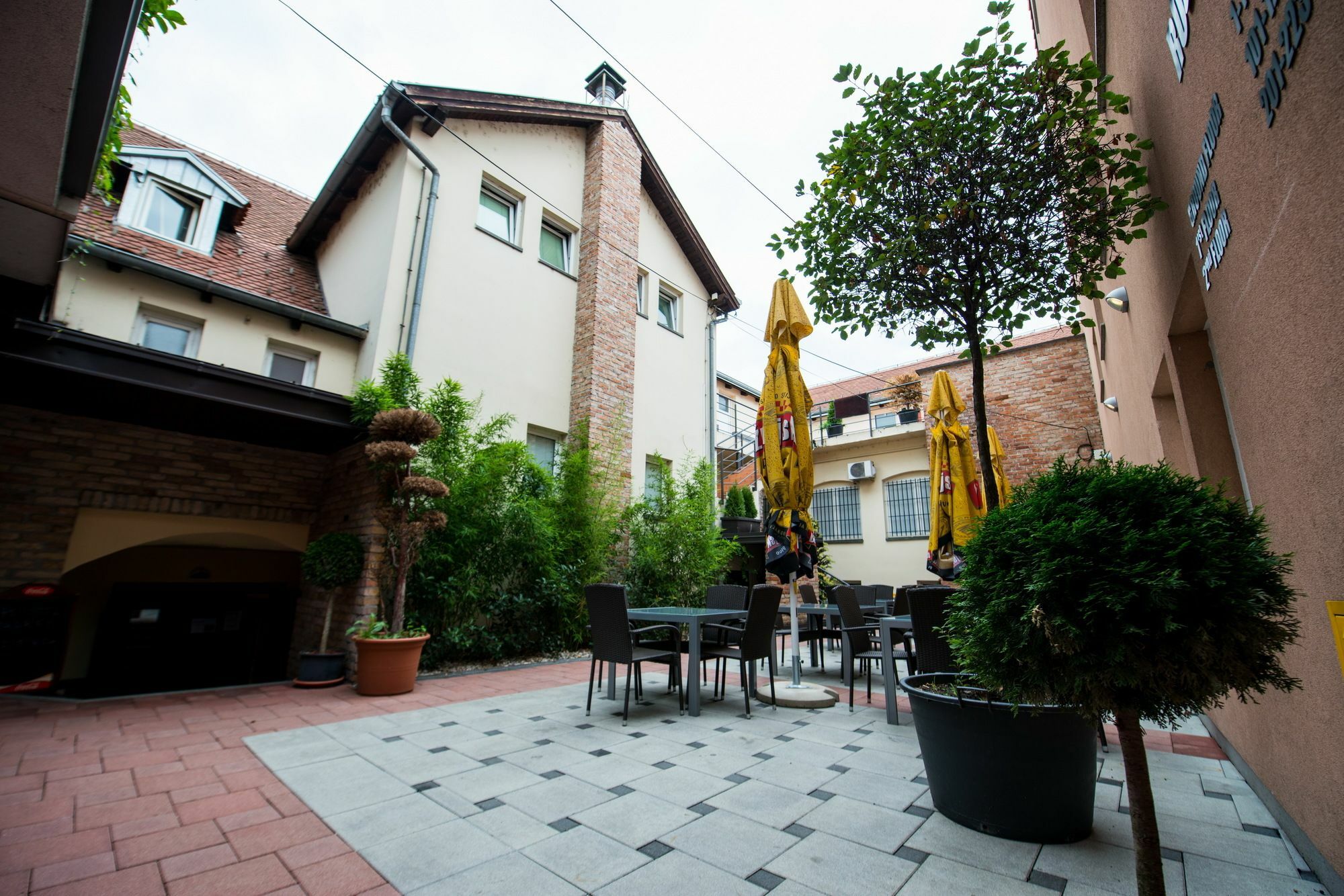 1000 négyzetméteres, 21 hálószobás Apartman 21 fürdőszobával Tresnjevka területén Zágráb Kültér fotó